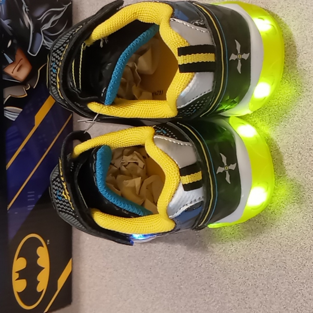 DC Comics Batman Sneakers with Lights new with tags size 7 - Picture 2 of 6